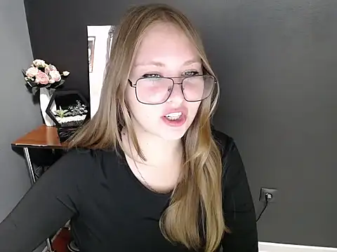Snapshot of lady_minx chatting on 10-03-25, 06:48 lady minx online show from 10-03-25, 06:48