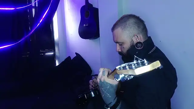 Snapshot of darkclothes chatting on 12-24-24, 03:05 darkclothes online show from 12-24-24, 03:05