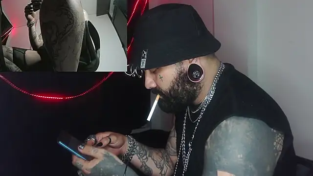 Snapshot of darkclothes chatting on 12-21-24, 01:26 darkclothes online show from 12-21-24, 01:26