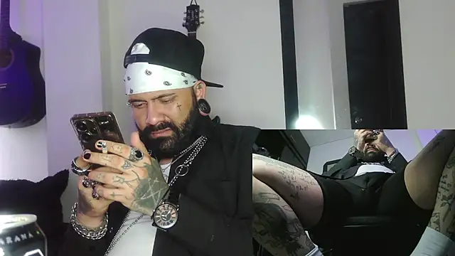 Snapshot of darkclothes chatting on 12-25-24, 07:34 darkclothes online show from 12-25-24, 07:34