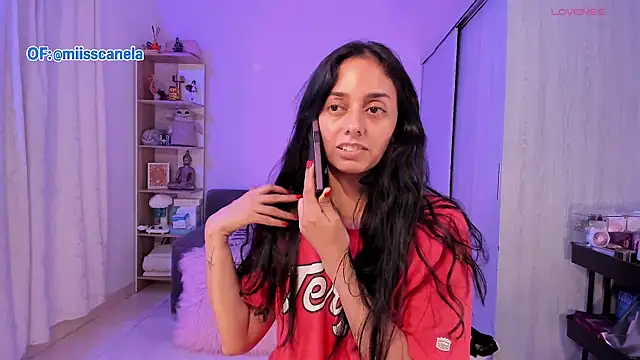 Snapshot of Aleja24Evans chatting on 12-14-25, 02:07 Aleja24Evans online show from 12-14-25, 02:07