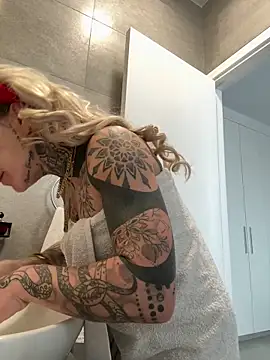 Snapshot of Divina_X_ chatting on 04-16-26, 04:35 Divina X online show from 04-16-26, 04:35