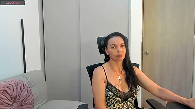 Snapshot of Evawalker_ chatting on 10-11-25, 12:55 Evawalker online show from 10-11-25, 12:55