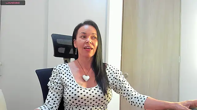Snapshot of Evawalker_ chatting on 09-11-25, 02:55 Evawalker online show from 09-11-25, 02:55