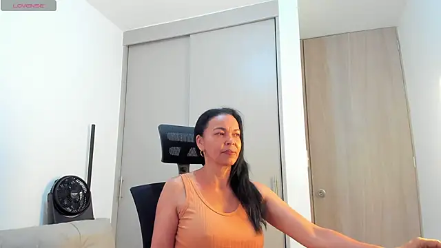 Snapshot of Evawalker_ chatting on 09-24-25, 10:05 Evawalker online show from 09-24-25, 10:05