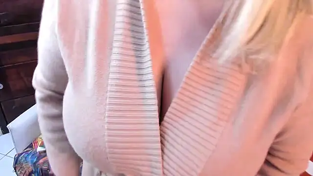 Snapshot of MissMaria chatting on 06-25-26, 03:04 MissMaria online show from 06-25-26, 03:04