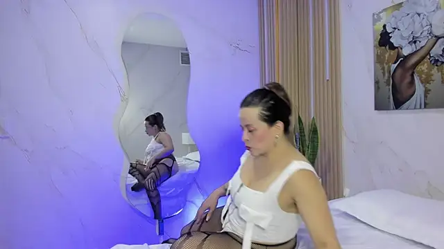 Snapshot of Daphne81_ chatting on 09-23-25, 02:29 Daphne81  online show from 09-23-25, 02:29