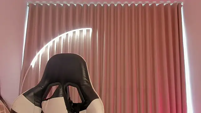 Snapshot of SavannahWildee chatting on 10-08-25, 12:17 SavannahWildee online show from 10-08-25, 12:17