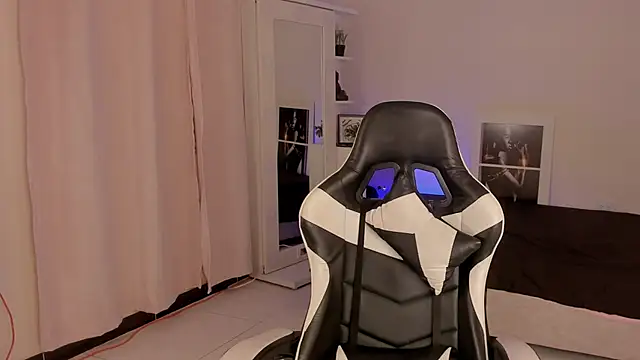 Snapshot of SavannahWildee chatting on 12-19-24, 02:02 SavannahWildee online show from 12-19-24, 02:02