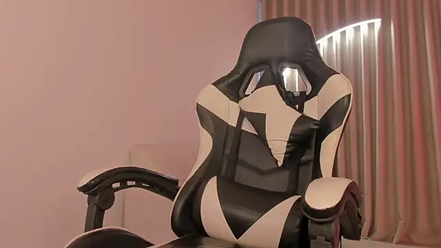 Snapshot of SavannahWildee chatting on 10-04-25, 11:23 SavannahWildee online show from 10-04-25, 11:23