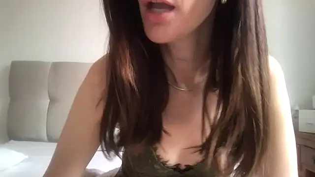 paolajonez online show from 10-13-25, 04:52