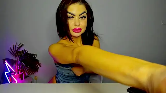 Snapshot of aishahottie chatting on 01-15-25, 01:23 aishahottie online show from 01-15-25, 01:23