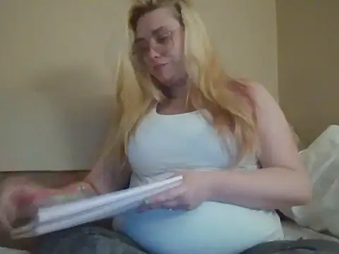 Snapshot of Lalalynn chatting on 04-11-26, 02:52 Lalalynn online show from 04-11-26, 02:52