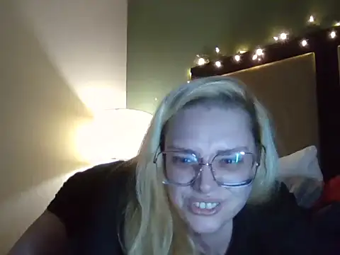Snapshot of Lalalynn chatting on 04-12-26, 10:51 Lalalynn online show from 04-12-26, 10:51