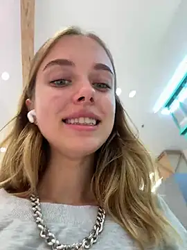 Snapshot of enjoy_my_beauty chatting on 01-11-25, 04:38 enjoy my beauty online show from 01-11-25, 04:38