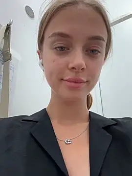 Snapshot of enjoy_my_beauty chatting on 02-02-25, 04:26 enjoy my beauty online show from 02-02-25, 04:26