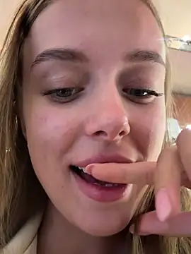 Snapshot of enjoy_my_beauty chatting on 02-21-25, 08:07 enjoy my beauty online show from 02-21-25, 08:07