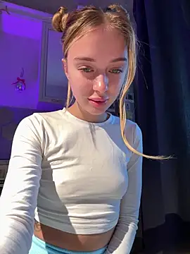 Snapshot of enjoy_my_beauty chatting on 10-19-25, 05:43 enjoy my beauty online show from 10-19-25, 05:43