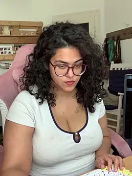 Snapshot of Curvydesifromgermany chatting on 06-18-26, 01:49 Curvydesifromgermany online show from 06-18-26, 01:49