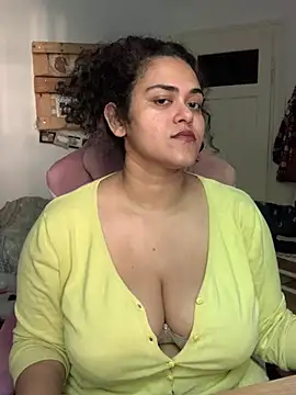 Snapshot of Curvydesifromgermany chatting on 06-19-26, 03:29 Curvydesifromgermany online show from 06-19-26, 03:29