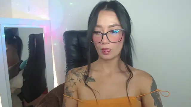 Snapshot of mariiana-diaz chatting on 06-12-26, 03:21 mariiana-diaz online show from 06-12-26, 03:21