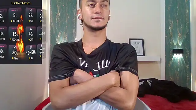 Snapshot of Kevin_Torres chatting on 09-17-25, 04:14 Kevin Torres online show from 09-17-25, 04:14