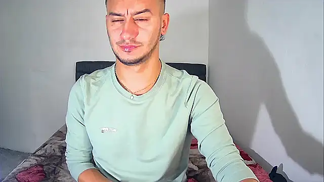 Snapshot of Kevin_Torres chatting on 11-12-25, 04:16 Kevin Torres online show from 11-12-25, 04:16