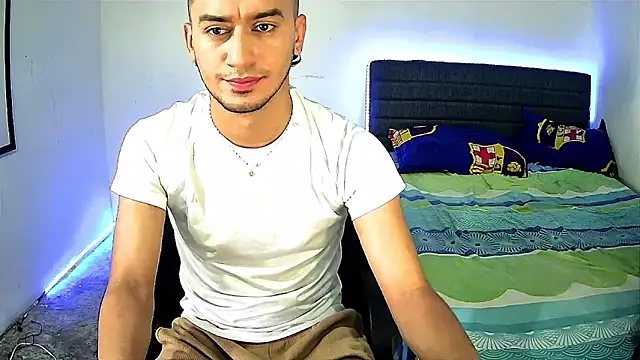 Snapshot of Kevin_Torres chatting on 12-20-25, 04:43 Kevin Torres online show from 12-20-25, 04:43