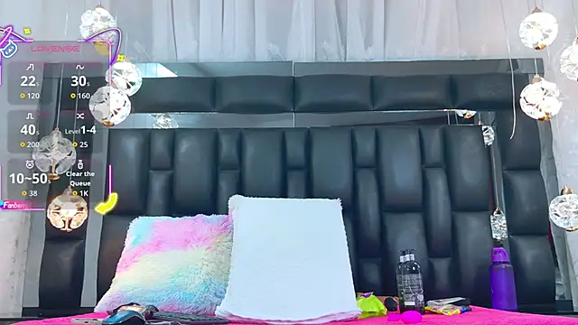 Snapshot of AuraRoss chatting on 10-30-25, 07:00 AuraRoss online show from 10-30-25, 07:00