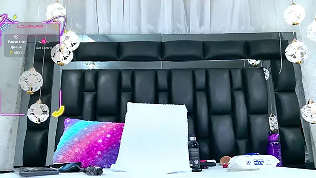 Snapshot of AuraRoss chatting on 11-28-25, 07:03 AuraRoss online show from 11-28-25, 07:03