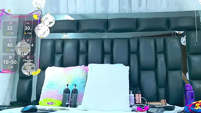 Snapshot of AuraRoss chatting on 10-22-25, 07:02 AuraRoss online show from 10-22-25, 07:02