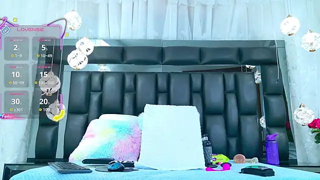 Snapshot of AuraRoss chatting on 10-14-25, 07:03 AuraRoss online show from 10-14-25, 07:03