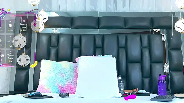 Snapshot of AuraRoss chatting on 10-29-25, 07:02 AuraRoss online show from 10-29-25, 07:02