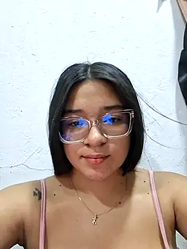 Snapshot of -VICKKY chatting on 06-25-26, 02:33 -VICKKY online show from 06-25-26, 02:33