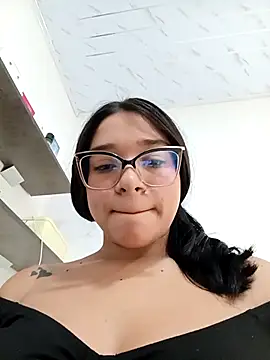 -VICKKY online show from 11-25-25, 03:01