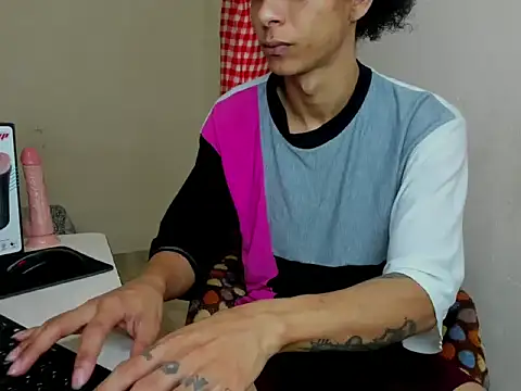 Snapshot of cardrey05 chatting on 09-19-25, 08:02 cardrey05 online show from 09-19-25, 08:02