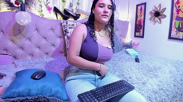 Snapshot of Chanelle_ chatting on 03-20-25, 01:04 Chanelle  online show from 03-20-25, 01:04