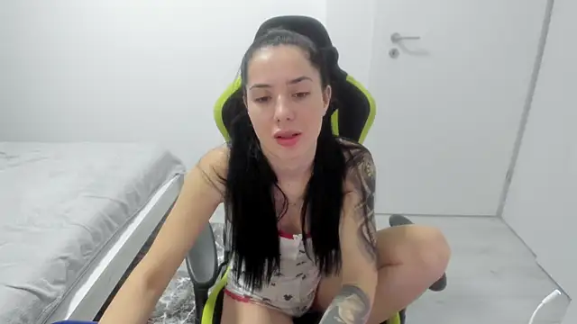 Snapshot of Emmapmg chatting on 02-15-26, 01:06 Emmapmg online show from 02-15-26, 01:06