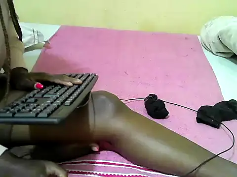 Quincy joyy online show from 10-10-25, 01:39