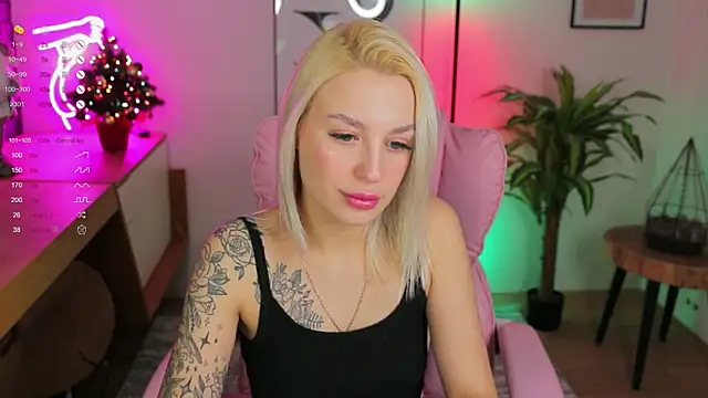 Snapshot of Crystal_Barbie chatting on 01-15-25, 02:27 Crystal Barbie online show from 01-15-25, 02:27