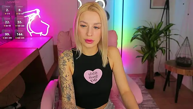 Snapshot of Crystal_Barbie chatting on 03-04-25, 10:49 Crystal Barbie online show from 03-04-25, 10:49