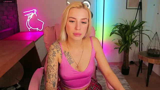 Snapshot of Crystal_Barbie chatting on 03-18-25, 04:40 Crystal Barbie online show from 03-18-25, 04:40