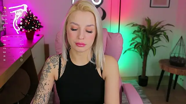 Snapshot of Crystal_Barbie chatting on 01-14-25, 07:43 Crystal Barbie online show from 01-14-25, 07:43