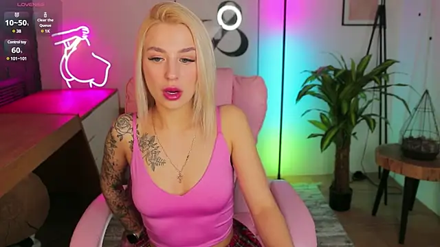 Snapshot of Crystal_Barbie chatting on 03-18-25, 07:44 Crystal Barbie online show from 03-18-25, 07:44