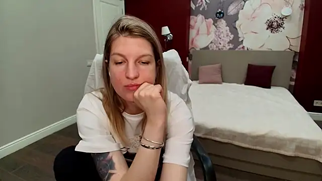 EmilyWalkeri online show from 05-07-26, 06:39