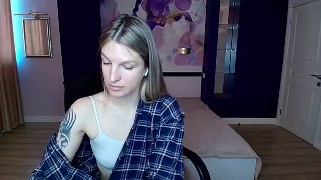 EmilyWalkeri online show from 05-04-26, 07:00