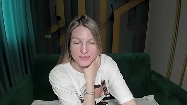 EmilyWalkeri online show from 05-13-26, 06:53