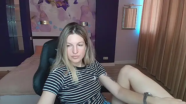 Snapshot of EmilyWalkeri chatting on 07-19-26, 07:28 EmilyWalkeri online show from 07-19-26, 07:28