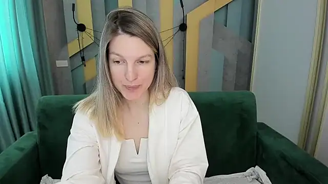 EmilyWalkeri online show from 03-25-26, 07:52