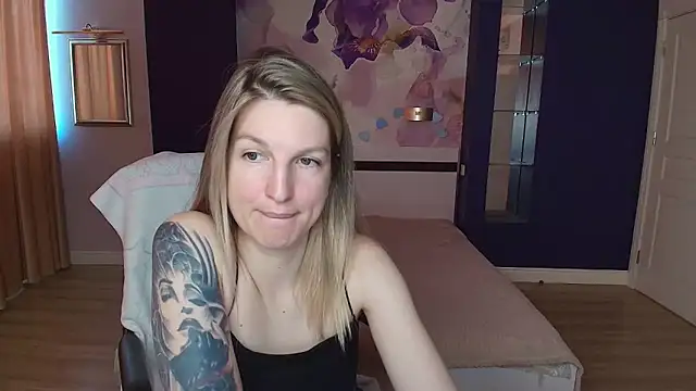 EmilyWalkeri online show from 05-27-26, 06:54